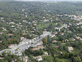 Roqefort-les-Pins - Vue aérienne - Agrandir l'image (fenêtre modale)