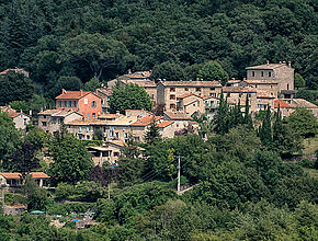 Courmes - Vue générale - Agrandir l'image (fenêtre modale)