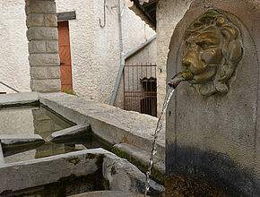 La Roque-en-Provence - la fontaine - Agrandir l'image (fenêtre modale)