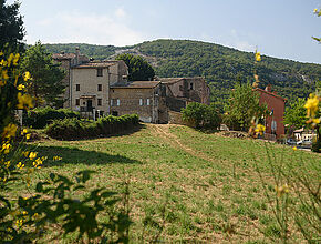 Courmes - Vue sur le village - Agrandir l'image (fenêtre modale)