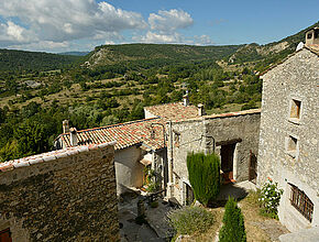 Coursegoules - Vue du village - Agrandir l'image (fenêtre modale)