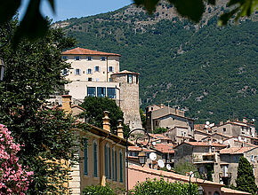 Le Bar-sur-Loup - Vue sur le village - Agrandir l'image (fenêtre modale)