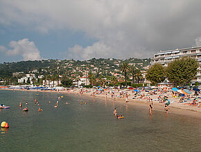 Golfe-Juan - La plage - Agrandir l'image (fenêtre modale)