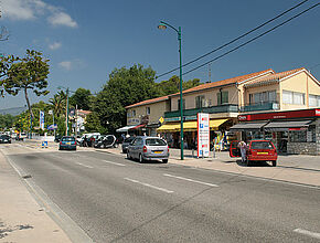 Roquefort-les-Pins - Rue commerçante - Agrandir l'image (fenêtre modale)