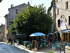Gréolières - Rue principale - Agrandir l'image (fenêtre modale)