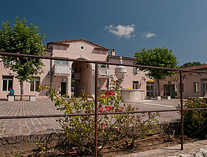 Roquefort-les-Pins - Place de la fontaine - Agrandir l'image (fenêtre modale)