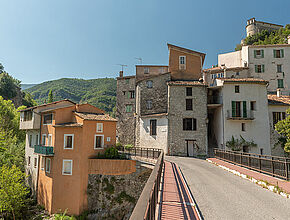 La Roque-en-Provence - Vue sur le village - Agrandir l'image (fenêtre modale)