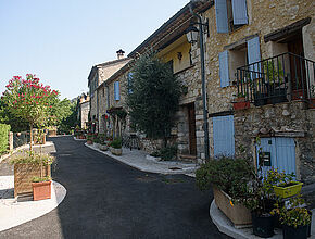 Courmes - Ruelle - Agrandir l'image (fenêtre modale)