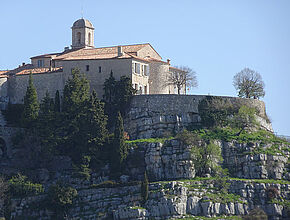 Gourdon - Vue sur l'église - Agrandir l'image (fenêtre modale)