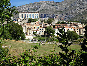 Cipières - Vue sur le village - Agrandir l'image (fenêtre modale)