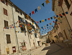 Les Ferres - Place principale - Agrandir l'image (fenêtre modale)